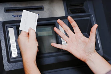 வங்கி பணப்பரிவர்த்தனை இயந்திரத்தில் குழப்பம் ஏற்படுத்திய பெண்