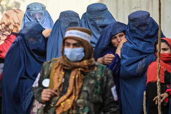 மனைவியை எலும்பு உடையாதவரை தாக்கினால் குற்றமில்லை : ஆப்கானில் பெண்களுக்கு எதிராக தலிபான்கள் கடும் சட்டம் | Taliban Government Legalized Domestic Violence