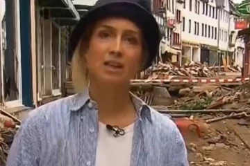 வெள்ளத்தால் நிலைகுலைந்த ஜேர்மனியில் பெண் செய்தியாளர் செய்த மோசமான செயல்... கமெராவில் சிக்கிய காட்சி