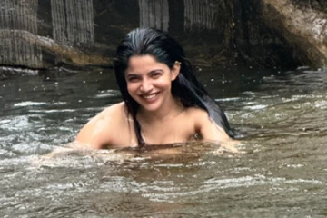 இலங்கை ட்ரிப்... நீச்சல் உடையில் பேச்சிலர் பட நடிகை திவ்யபாரதி