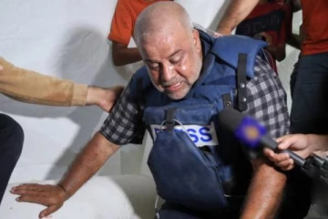 இன்னும் மனசு வலிக்குது, ஆனால் இது என் கடமை.. போரில் குடும்பத்தை இழந்த செய்தியாளரின் நெகிழ்ச்சி சம்பவம்!