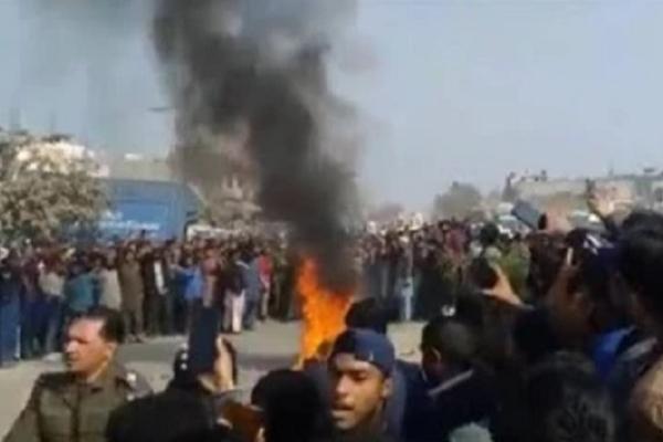 மற்றுமொரு இராஜாங்க அமைச்சரின் வீட்டின் முன் முற்றுகைப் போராட்டம் மேற்கொண்டுள்ள மக்கள்! - ஐபிசி தமிழ்