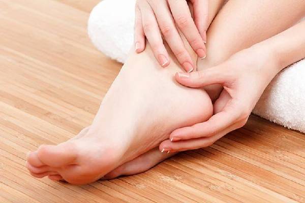 Foot Massge: வெறும் 5 நிமிடம் பாதங்களை மசாஜ் செய்து பாருங்க... இந்த பிரச்சினைகள் கிட்டவே வராது! | Foot Massage Benefits In Tamil