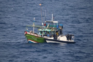 போதைப்பொருட்களுடன் மற்றொரு படகை சுற்றி வளைத்த கடற்படை