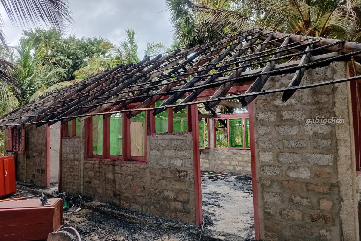 அல்லைப்பிட்டியில் பகுதியில் தீ விபத்து - கட்டங்கள் உட்பட பெறுமதியான நூல்கள் எரிந்து நாசம் | Fire Breaks Out In Allaipitiya Area