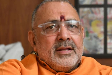 அதிகாரிகளை மூங்கிலால் அடியுங்கள் - சர்ச்சையில் சிக்கிய மத்திய அமைச்சர்