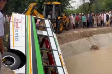 பிரபல நாடொன்றில் விபத்துக்குள்ளான பயணிகள் பேருந்து: 8 பேர் உயிரிழப்பு!