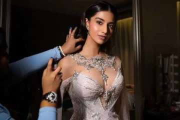 ஸ்டன்னிங் லுக்கில் கிளாமர்!! நடிகை மீனாட்சி செளத்ரியின் அழகிய புகைப்படங்கள்..