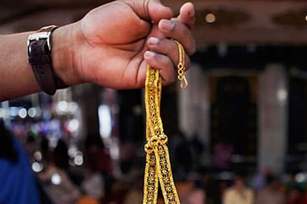 யாழில் பட்டப்பகலில் துணிகரம்; வீதியால் சென்றவருக்கு நேர்ந்த கதி! | Jaffna Robbery