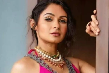 இப்படியொரு போஸ்!! குட்டையாடையில் ரசிகர்களை வாய்ப்பிளக்க வைக்கும் ஆண்ட்ரியா!!