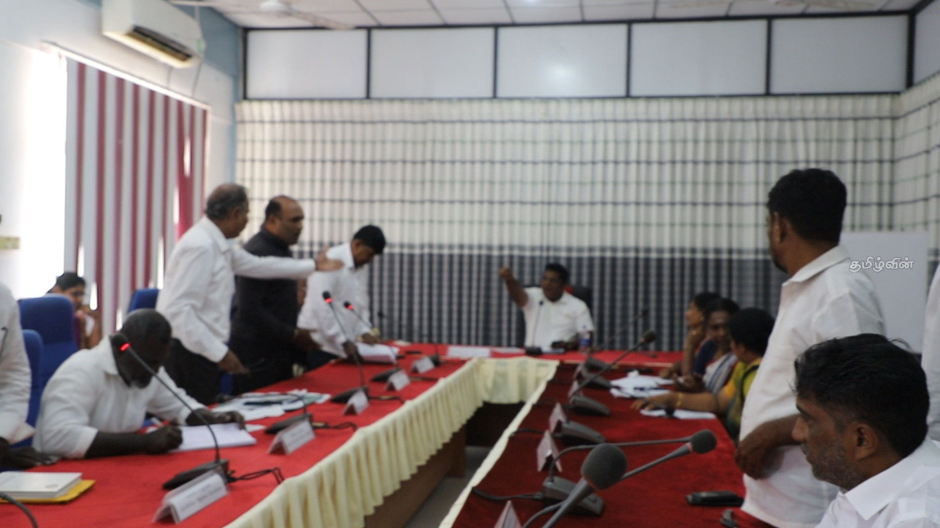 மன்னார் நகர சபையின் மாதாந்த அமர்வில் அமளிதுமளி! சபை உறுப்பினர்கள் ஐவர் வெளிநடப்பு 4 Gallery