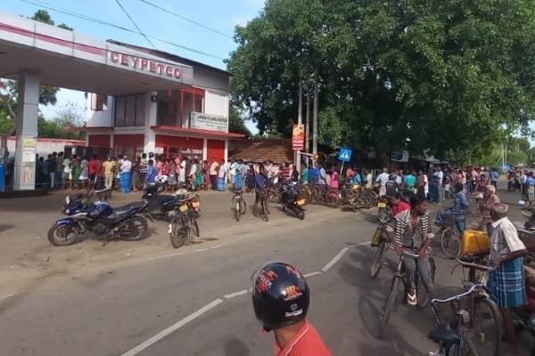 யாழ் எரிபொருள் நிலையமொன்றில் இராணுவத்தால் குழப்பம்! | Army Disturbs Jaffna Gas Station