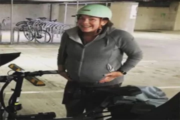 பிரசவ வலியுடன் சைக்கிளை ஓட்டிச்சென்று குழந்தையை பிரசவித்த நாடாளுமன்ற உறுப்பினர்