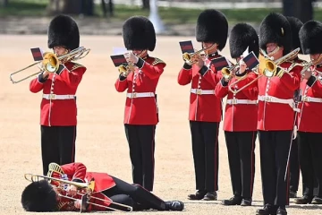 மன்னன் சார்லஸின் அணிவகுப்பு ஒத்திகை; வெயில் தாளாமல் 3 வீரர்கள் மயக்கம்!