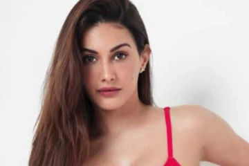 கிளாமரில் மிரட்டும் அனேகன் பட நடிகை அமைரா தஸ்தூர்..புகைப்படங்கள்..