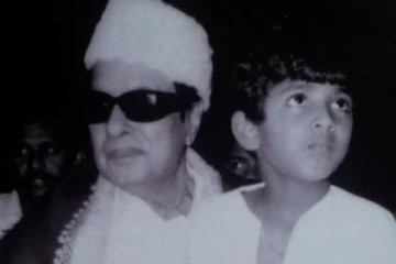 எம்.ஜி.ஆர் மடியில் அமர்ந்திருக்கும் இந்த முன்னணி நடிகர் யார் தெரியுமா.. இதோ பாருங்க