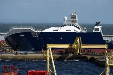 பிரித்தானியாவில் திடீரென சாய்ந்த படகு: பரபரப்பை ஏற்படுத்தியுள்ள சம்பவம்!