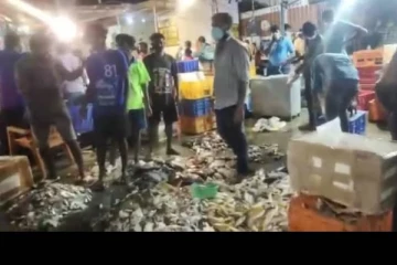 முழு ஊரடங்கை முன்னிட்டு திண்டுக்கல் மீன் மார்க்கெட்டில் அலைமோதிய மக்கள் கூட்டம்