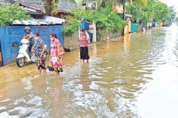 மட்டக்களப்பில் கொட்டி தீர்க்கும் கனமழை: வெள்ளத்தில் மூழ்கிய நிலங்கள்!