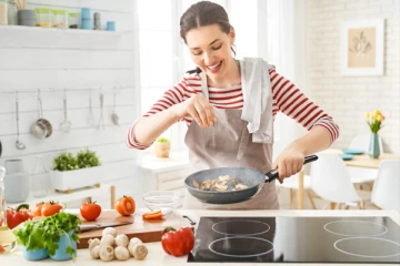 Vastu Tips: சமைக்கும் போது இந்த தவறை மட்டும் செய்யாதீங்க