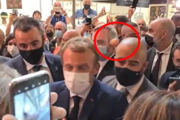 பிரெஞ்சு ஜனாதிபதி முகத்தில் முட்டை வீச்சு! பரபரப்பை ஏற்படுத்திய சம்பவத்தின் வைரல் வீடியோ..