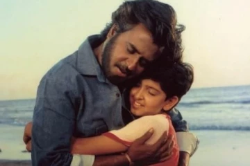 இந்த புகைப்படத்தில் ரஜினியை கட்டிப்பிடித்து கொண்டு இருக்கும் சிறுவன் யார் தெரியுமா.. இந்திய சினிமாவை அதிரவைத்த நடிகர்