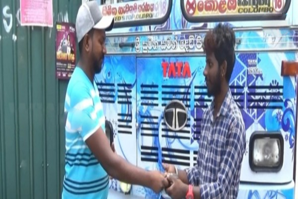 பெருந்தொகை பணத்தை தவறவிட்ட நபர்; பேருந்து நடத்துநரின் நெகிழ்ச்சி செயல்! | A Person Large Sum Of Money Bus Operator