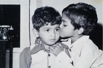 இந்த சிறு வயதுப் புகைப்படத்தில் இருக்கும் பிரபல நடிகர் யார் என்று தெரியுமா? அடடே இவரா அது