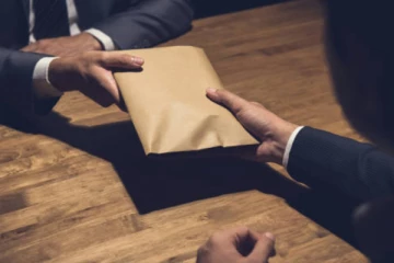 மனைவியை சிறையில் அடைக்க இலஞ்சம் பெற்ற பொலிஸ் !