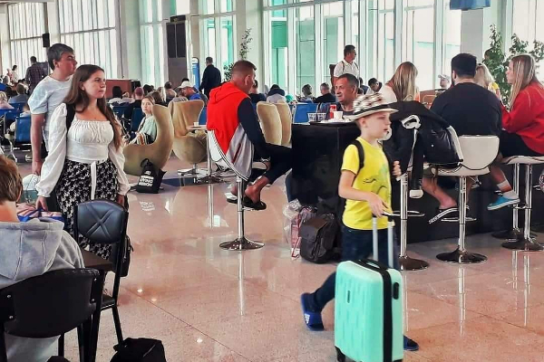 சுற்றுலா பயணிகளால் நிரம்பிய மத்தள விமான நிலையம்!(Photos) | Mattala Airport Overflowing With Tourists