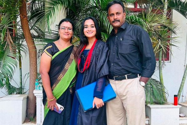 எல்லோரும் என்னை பார்த்த விதமே வேறு! நிஜத்தில் பட்டதாரியான பாண்டியன் ஸ்டோர்ஸ் இளம் நடிகை | Pandian Stores Kavya Arivumani