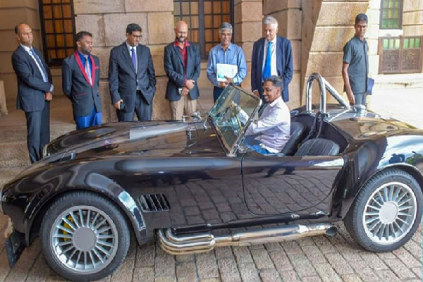 இலங்கையில் தயாரான கார் : பார்வையிட்டார் ரணில் | Car Made In Sri Lanka Ranil Visited