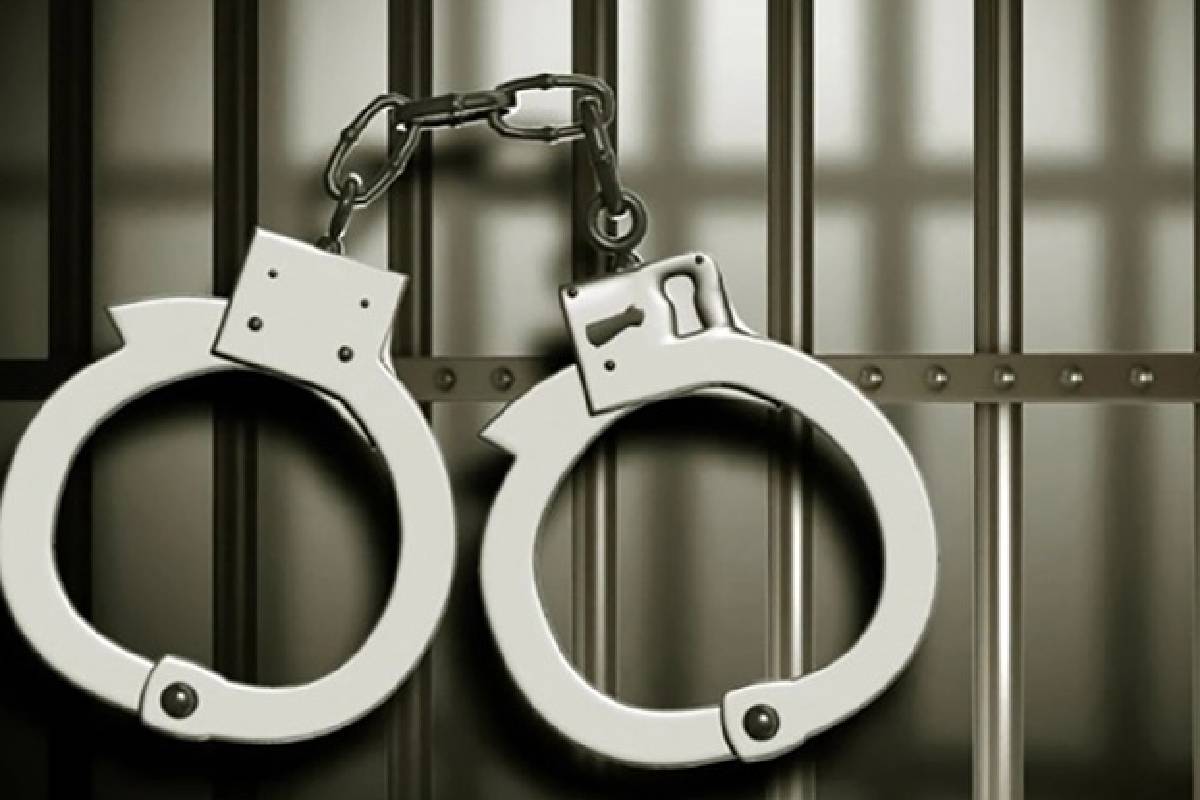 மிளகாய்ப்பொடி தூவி நகை பறிப்பு ; மாணவிகள் உட்பட மூவர் கைது | Jewelry Theft Sprinkling Chili Powder Three Arrest