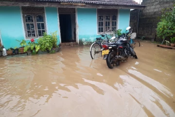 திருகோணமலை மாவட்டத்தில் கடும் மழையினால் ஐம்பதிற்கும் மேற்பட்ட குடும்பங்கள் பாதிப்பு