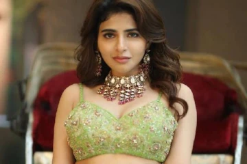 குட்டையான ரெட் கிளாமர் ஆடையில் கலக்கும் போஸ்!! நடிகை ஐஸ்வர்யா மேனன் புகைப்படம்