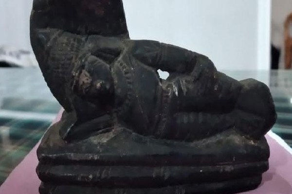 அதீத பக்தியால் தெய்வச்சிலையை திருடிய பெண் | A Woman Who Stole An Idol Out Of Extreme Devotion