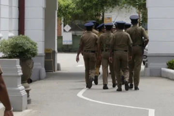 போதைப்பொருள் வீட்டில் மாட்டிக்கொண்ட 3 பொலிஸார்