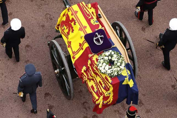 ராணி எலிசபெத்துக்காக 30 ஆண்டிற்கு முன்பே தயாரான சவப்பெட்டி.. இதுல அப்படியென்ன விஷயம் இருக்கு? | Queen Elizabeth Coffin 30 Years Before Reason