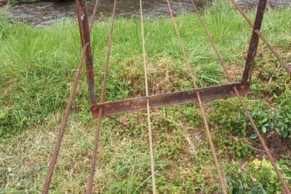 உயிரை பணயம் வைத்து கம்பிகள் மீது நடக்கும் மக்கள்; கண்டுகொள்வார்களா அதிகாரிகள்? | People Walk On Wires To Keep The Journey Of Life உயிரை பணயம் வைத்து கம்பிகள் மீது நடக்கும் மக்கள்; கண்டுகொள்வார்களா அதிகாரிகள்? | People Walk On Wires To Keep The Journey Of Life