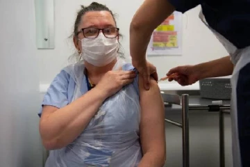 ஆஸ்ட்ராசெனகா, பைஸர் தடுப்பூசிகள் தொடர்பில் பிரித்தானியா முக்கிய முடிவு