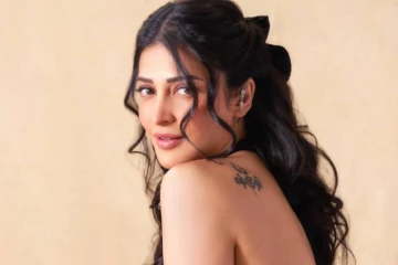 கருப்புநிற ஆடையில் மினுக்கும் நடிகை ஸ்ருதி ஹாசன்!! புகைப்படங்கள்..