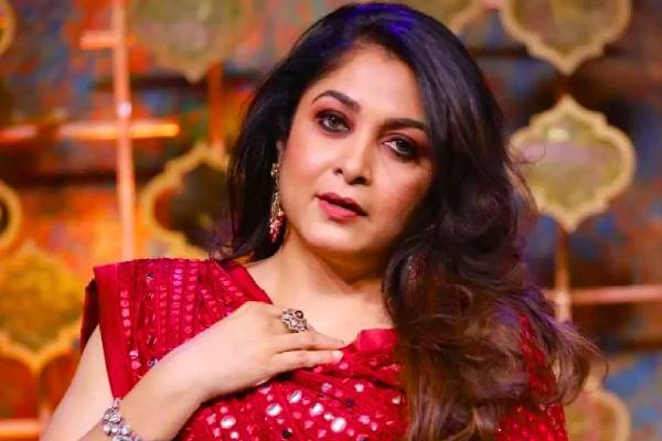 நடிகை ரம்யா கிருஷ்ணனுக்கு இவ்வளவு பெரிய மகனா? ஹீரோ மாதிரி இருக்காரே | Actress Ramya Krishnan Son Recent Photo Goes Viral