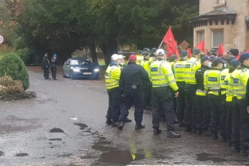 கோட்டாபயவின் வாகனத்தை இடைமறித்த ஆர்ப்பாட்டக்காரர்கள்!! திசைதிருப்பும் முயற்சி?
