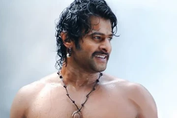 முகம் முழுவதும் மாறி வயதானவர் போல் மாறிய பாகுபலி பிரபாஸ்.. அனைவருக்கும் அதிர்ச்சி கொடுத்த புகைப்படம்