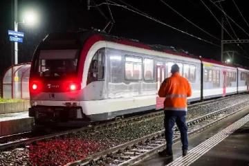 சுவிட்சர்லாந்தில் ரயில் ஒன்றில் அதிர்ச்சி சம்பவம்: கோடாரியுடன் பயணிகளை சிறைபிடித்த நபர்