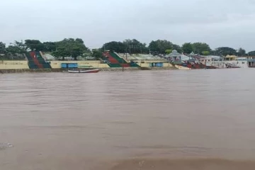 ஆற்றில் குதித்து உயிரை மாய்த்துக் கொள்ள முயன்ற 300 பேரை காப்பாற்றிய கிராமத்தினர்