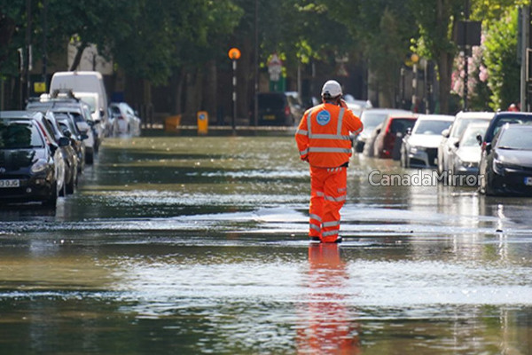 லண்டன்  சாலைகளில்  பெருக்கெடுத்தோடிய  தண்ணீர் ! | Giant Water Pipe Bursts Water Surges Up To 4 Feet