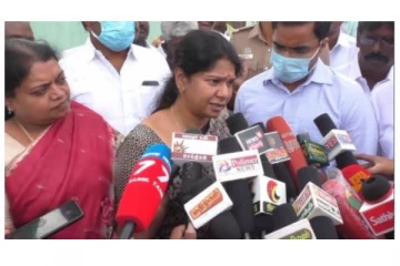 உக்ரைனில் சிக்கியுள்ள தமிழக மாணவர்களை மீட்க தமிழக  அரசு அனைத்து நடவடிக்கைகளையும் எடுத்து வருகிறது - கனிமொழி