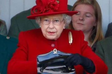 ராணியாரின் கைப்பை ரகசியம் அம்பலம்... அதனுள் இருக்கும் மர்ம பொருட்கள் என்ன தெரியுமா?