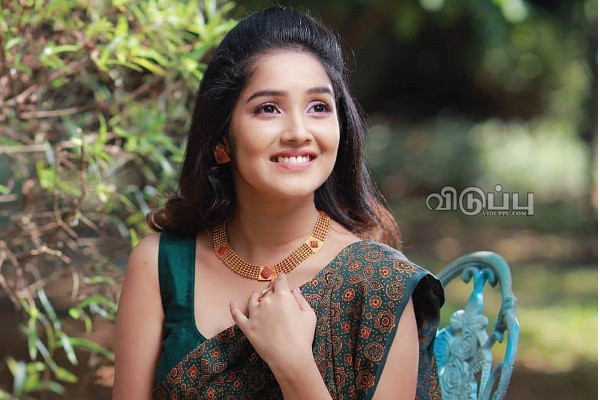 17 வயதான அனிகாவா இது? நயன்தாராவுக்கே டஃப் கொடுக்கும் க்யூட் புகைப்படம்.. | Anikha Surendran Latest Cute Photoshoot Viral